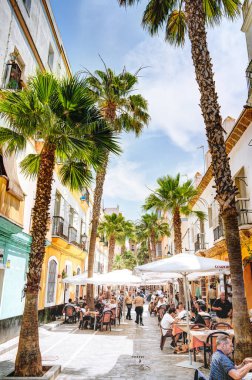 Cadiz, İspanya - Haziran 12023: Güneşli havada tarihi şehir merkezi, HDR Görüntü