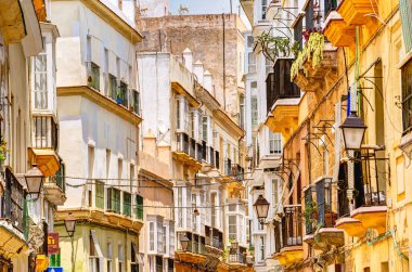 Cadiz, İspanya - Haziran 12023: Güneşli havada tarihi şehir merkezi, HDR Görüntü