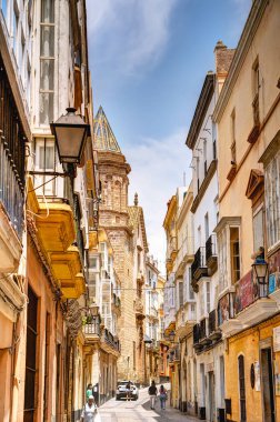 Cadiz, İspanya - Haziran 12023: Güneşli havada tarihi şehir merkezi, HDR Görüntü