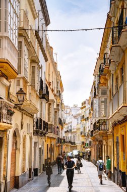 Cadiz, İspanya - Haziran 12023: Güneşli havada tarihi şehir merkezi, HDR Görüntü