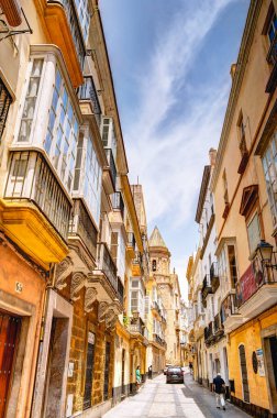 Cadiz, İspanya - Haziran 12023: Güneşli havada tarihi şehir merkezi, HDR Görüntü