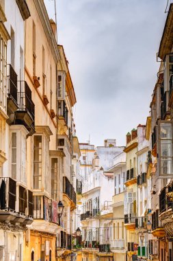 Cadiz, İspanya - Haziran 12023: Güneşli havada tarihi şehir merkezi, HDR Görüntü