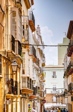 Cadiz, İspanya - Haziran 12023: Güneşli havada tarihi şehir merkezi, HDR Görüntü