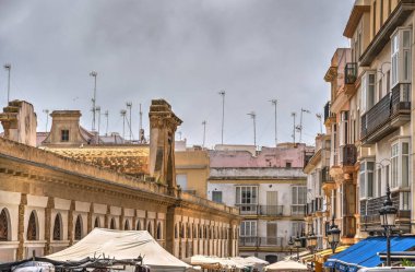 Cadiz, İspanya - Haziran 12023: Güneşli havada tarihi şehir merkezi, HDR Görüntü