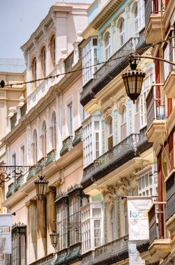 Cadiz, İspanya - Haziran 12023: Güneşli havada tarihi şehir merkezi, HDR Görüntü