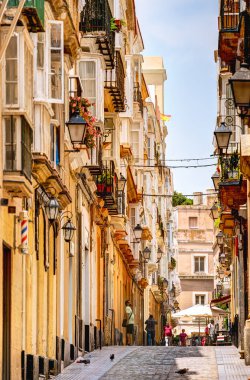 Cadiz, İspanya - Haziran 12023: Güneşli havada tarihi şehir merkezi, HDR Görüntü