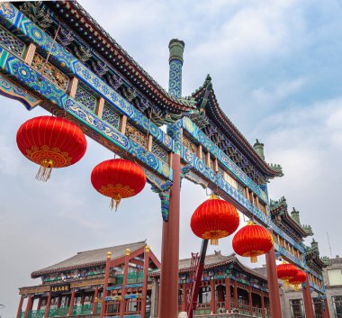 Pekin, Çin - 1 Şubat 2019: Antik binalarla tarihi şehir merkezine bakın 