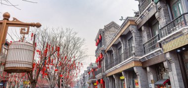 Pekin, Çin - 1 Şubat 2019: Antik binalarla tarihi şehir merkezine bakın 