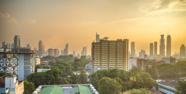Jakarta, Endonezya - 3 Temmuz 2023: Jakarta şehir manzarası ve alacakaranlıkta gökdelenler, HDR Görüntü
