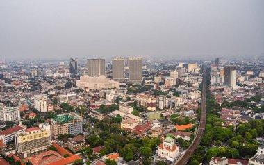 Jakarta, Endonezya - 3 Temmuz 2023: Jakarta şehir manzarası ve alacakaranlıkta gökdelenler, HDR Görüntü