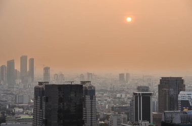 Jakarta, Endonezya - 3 Temmuz 2023: Jakarta şehir manzarası ve alacakaranlıkta gökdelenler, HDR Görüntü