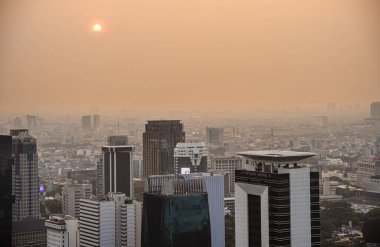 Jakarta, Endonezya - 3 Temmuz 2023: Jakarta şehir manzarası ve alacakaranlıkta gökdelenler, HDR Görüntü