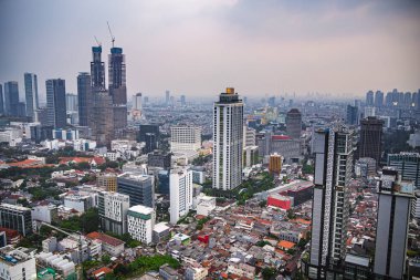 Jakarta, Endonezya - 3 Temmuz 2023: Jakarta şehir manzarası ve alacakaranlıkta gökdelenler, HDR Görüntü