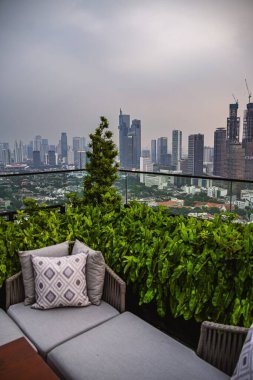 Jakarta, Endonezya - 3 Temmuz 2023: Jakarta şehir manzarası ve alacakaranlıkta gökdelenler, HDR Görüntü