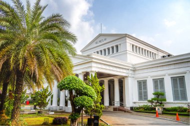Jakarta, Endonezya - Temmuz 12023: Bulutlu havada şehir merkezi simgeleri, HDR Görüntü
