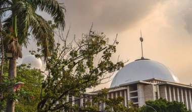 Jakarta, Endonezya - Temmuz 12023: Bulutlu havada şehir merkezi simgeleri, HDR Görüntü