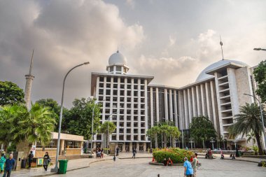 Jakarta, Endonezya - Temmuz 12023: Bulutlu havada şehir merkezi simgeleri, HDR Görüntü