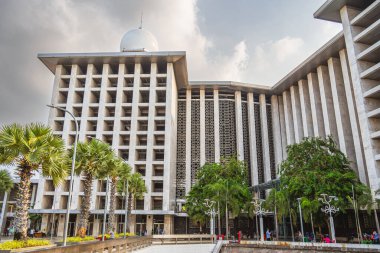 Jakarta, Endonezya - Temmuz 12023: Bulutlu havada şehir merkezi simgeleri, HDR Görüntü