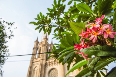 Jakarta, Endonezya - Temmuz 12023: Bulutlu havada şehir merkezi simgeleri, HDR Görüntü