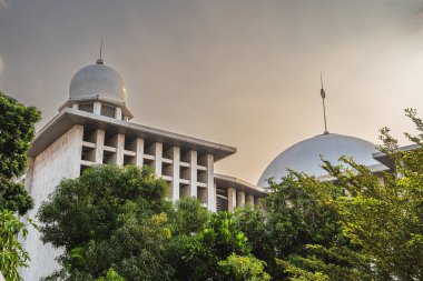 Jakarta, Endonezya - Temmuz 12023: Bulutlu havada şehir merkezi simgeleri, HDR Görüntü