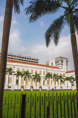 Jakarta, Endonezya - Temmuz 12023: Bulutlu havada şehir merkezi simgeleri, HDR Görüntü