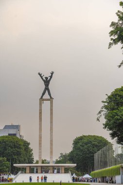 Jakarta, Endonezya - Temmuz 12023: Bulutlu havada şehir merkezi simgeleri, HDR Görüntü