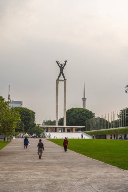 Jakarta, Endonezya - Temmuz 12023: Bulutlu havada şehir merkezi simgeleri, HDR Görüntü