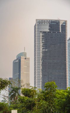 Jakarta, Endonezya - Temmuz 12023: Bulutlu havada şehir merkezi simgeleri, HDR Görüntü