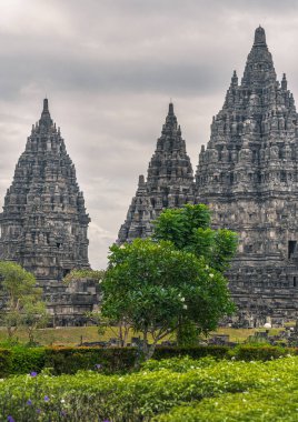 Prambanan, Endonezya - Temmuz 12023: Bulutlu havada Hindu tapınağı, HDR Görüntü