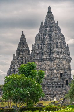 Prambanan, Endonezya - Temmuz 12023: Bulutlu havada Hindu tapınağı, HDR Görüntü
