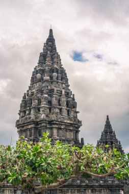 Prambanan, Endonezya - Temmuz 12023: Bulutlu havada Hindu tapınağı, HDR Görüntü