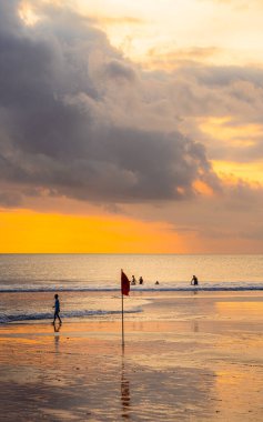 Kuta, Endonezya - Temmuz 12023: Akşam karanlığında Bali Sahili, HDR Görüntü