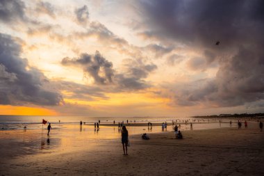 Kuta, Endonezya - Temmuz 12023: Akşam karanlığında Bali Sahili, HDR Görüntü