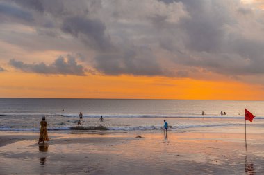 Kuta, Endonezya - Temmuz 12023: Akşam karanlığında Bali Sahili, HDR Görüntü