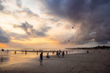 Kuta, Endonezya - Temmuz 12023: Akşam karanlığında Bali Sahili, HDR Görüntü