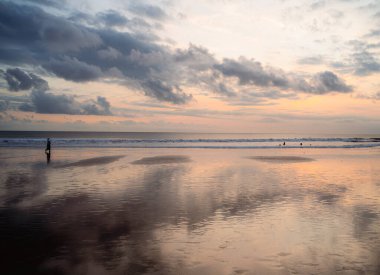 Kuta, Endonezya - Temmuz 12023: Akşam karanlığında Bali Sahili, HDR Görüntü