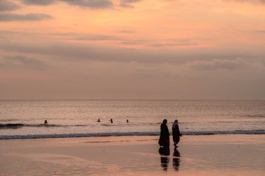 Kuta, Endonezya - Temmuz 12023: Akşam karanlığında Bali Sahili, HDR Görüntü