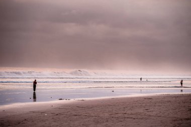 Kuta, Endonezya - Temmuz 12023: Akşam karanlığında Bali Sahili, HDR Görüntü