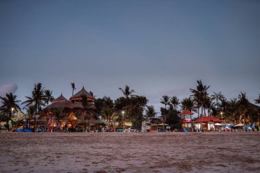 Kuta, Endonezya - Temmuz 12023: Akşam karanlığında Bali Sahili, HDR Görüntü