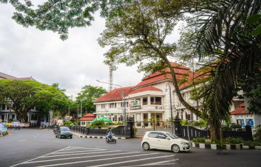 Malang, Endonezya - 1 Temmuz 2023: Bulutlu havada tarihi şehir merkezi, HDR Görüntü