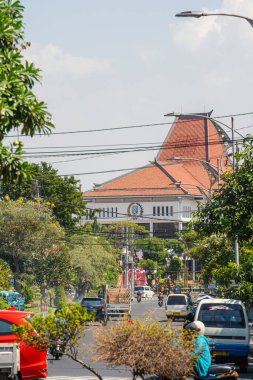 Surabaya, Endonezya - 1 Temmuz 2023: Güneşli havada tarihi şehir merkezi