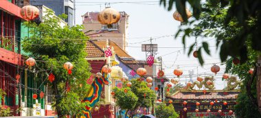 Surabaya, Endonezya - 1 Temmuz 2023: Güneşli havada tarihi şehir merkezi