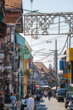 Surabaya, Endonezya - 1 Temmuz 2023: Güneşli havada tarihi şehir merkezi