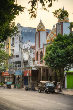 Surabaya, Endonezya - 1 Temmuz 2023: Güneşli havada tarihi şehir merkezi