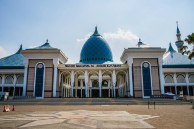 Surabaya, Endonezya - Temmuz 12023: Güneşli havada büyük cami, HDR Görüntü