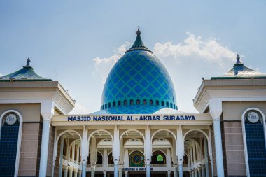 Surabaya, Endonezya - Temmuz 12023: Güneşli havada büyük cami, HDR Görüntü