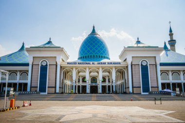 Surabaya, Endonezya - Temmuz 12023: Güneşli havada büyük cami, HDR Görüntü