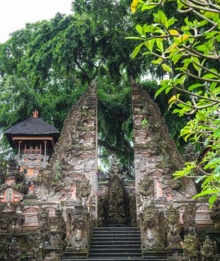 Ubud, Endonezya - 1 Temmuz 2023: Bulutlu Hava 'daki Tarihi Bali Köyü, HDR Görüntü