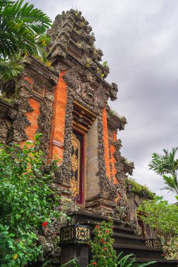 Ubud, Endonezya - 1 Temmuz 2023: Bulutlu Hava 'daki Tarihi Bali Köyü, HDR Görüntü