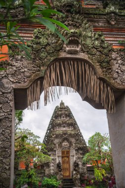 Ubud, Endonezya - 1 Temmuz 2023: Bulutlu Hava 'daki Tarihi Bali Köyü, HDR Görüntü